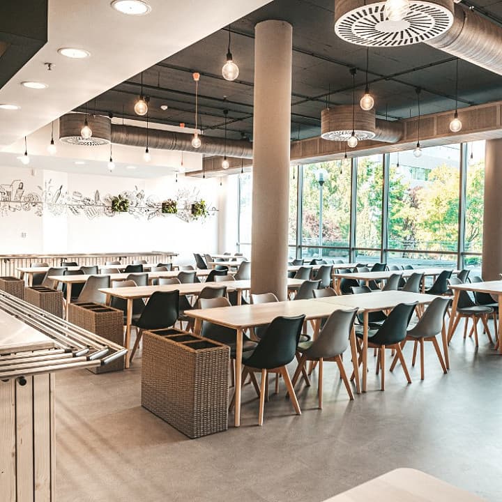 Host u stolu v interiéru il Bistro