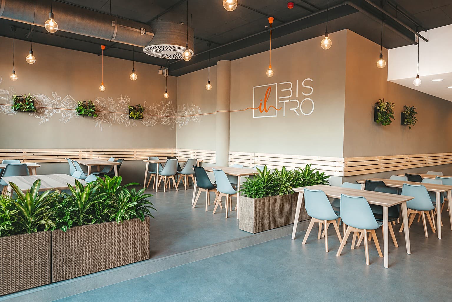 Světlý interiér samoobslužné restaurace il Bistro